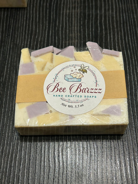 Lavender Oatmeal Bliss: A Luxurious Soap Bar with Purple and Gold Colorants